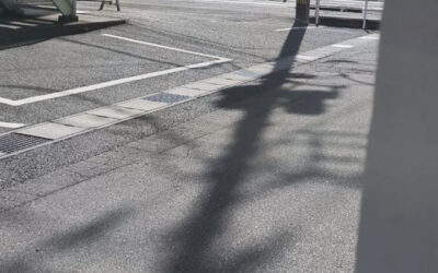 駐車場の目印ブロックが