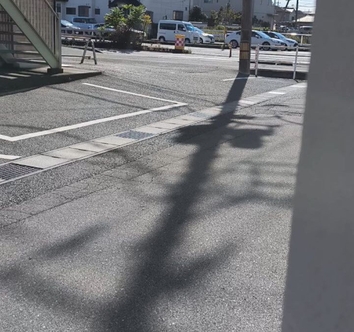 駐車場の目印ブロックが